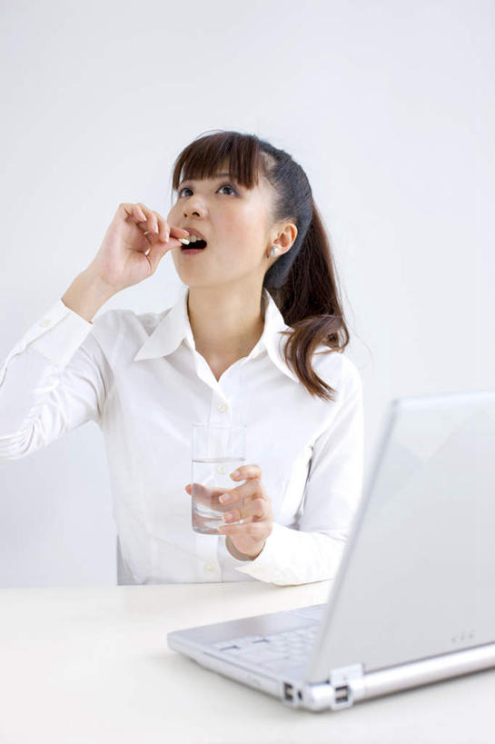 东方人,头发,一个人,坐,举,笑,摸,吃,微笑,露齿笑,竖图,俯视,室内,白天,衬衫,电脑,笔记本电脑,桌子,杯子,亚洲,仅一个年轻女性,仅一个女性,仅一个人,抚摸,握,网络,办公桌,墙,拿,拿着,注视,黄种人,通讯设备,墙壁,墙面,玻璃制品,白色,黑色,水杯,观察,看,靠,靠着,托,倚靠,张嘴,握着,观看,察看,无线,倚着,关注,通信设备,无线网络,张大嘴巴,无线上网,便携式电脑,手提电脑,年轻女性,女人,女性,亚洲人,长发,玻璃杯,张开嘴,触摸,接触,举起,举手,举着,嚼,食,抬头,向上举,向上伸,向上托,仰头,坐着,半身,彩图,高角度拍摄,衬衣