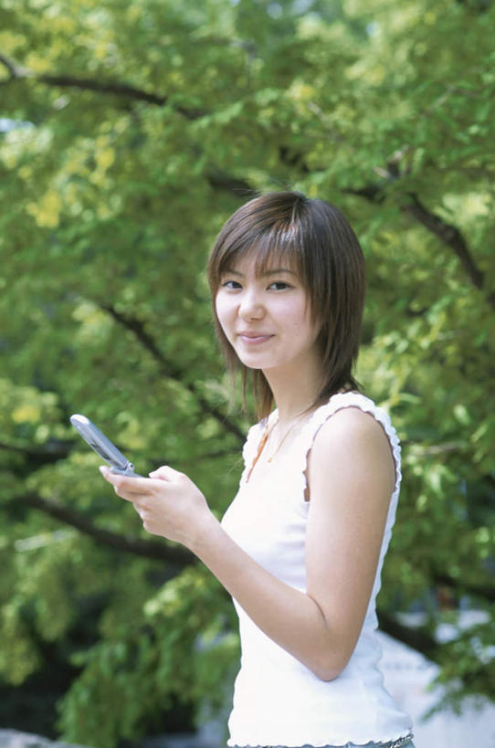 东方人,头发,一个人,站,举,笑,摸,打电话,微笑,露齿笑,竖图,室外,白天,侧面,旅游,草地,草坪,植物,电话,手机,亚洲,仅一个年轻女性,仅一个女性,仅一个人,抚摸,敲打,握,阴影,服装,光线,影子,拿,拿着,注视,休闲装,黄种人,输入,通讯设备,草,树,树木,衣服,绿色,白色,黑色,阳光,自然,打字,观察,看,托,站着,休闲,休闲服,握着,服饰,生长,成长,观看,点击,敲击,察看,关注,一部,交流,按键,年轻女性,女人,女性,亚洲人,长发,触摸,沟通,接触,举起,举手,举着,通话,向上举,向上伸,向上托,站立,半身,彩图,游览