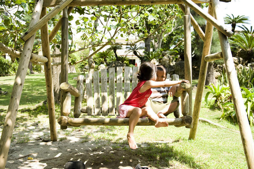 东方人,儿童,头发,两个人,伙伴,朋友,坐,笑,摸,微笑,露齿笑,横图,室外,白天,正面,旅游,游戏,友谊,纯洁,草地,草坪,植物,椅子,亚洲,抚摸,握,阴影,服装,光线,木制,影子,木椅,拿,玩,拿着,扭头,注视,休闲装,黄种人,娱乐,草,树,树木,一个,小孩,衣服,红色,蓝色,绿色,黑色,蓝天,天空,阳光,自然,木制品,秋千,天,观察,看,靠,靠着,倚靠,转头,休闲,休闲服,可爱,童年,童趣,伸手,握着,服饰,转身,生长,单个,成长,观看,活动,察看,倚着,发泄,关注,消遣,智力,童真,烂漫,无邪,宣泄,天真,友情,男孩,男人,男性,女孩,女人,女性,亚洲人,触摸,接触,玩耍,嬉戏,坐着,彩图,全身,游览,男生,女生