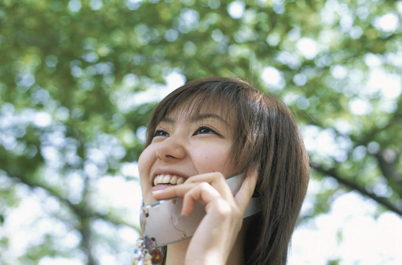 东方人,脸,头,脸颊,头发,一个人,站,举,笑,摸,打电话,微笑,露齿笑,横图,室外,白天,仰视,旅游,度假,植物,电话,手机,亚洲,仅一个年轻女性,仅一个女性,仅一个人,抚摸,握,阴影,光线,影子,拿,听,拿着,注视,黄种人,娱乐,通讯设备,树,树木,黄色,蓝色,绿色,蓝天,天空,阳光,自然,天,观察,看,托,站着,享受,休闲,放松,握着,生长,成长,观看,察看,关注,一部,交流,年轻女性,女人,女性,亚洲人,头部,长发,脸部,脸蛋,面部,触摸,沟通,接触,举起,举手,举着,抬头,通话,向上举,向上伸,向上托,仰头,站立,半身,彩图,低角度拍摄