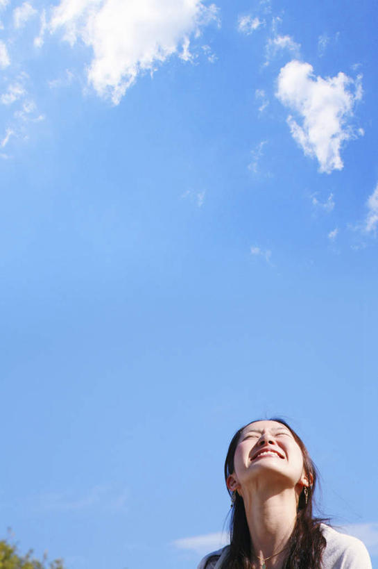 东方人,头发,一个人,站,笑,微笑,露齿笑,竖图,室外,白天,仰视,旅游,度假,植物,亚洲,仅一个年轻女性,仅一个女性,仅一个人,阴影,服装,光线,影子,云,云朵,云彩,注视,休闲装,黄种人,娱乐,树,树木,衣服,蓝色,绿色,白色,黑色,白云,蓝天,天空,阳光,自然,天,观察,看,站着,享受,休闲,休闲服,放松,服饰,生长,成长,观看,察看,关注,年轻女性,女人,女性,亚洲人,长发,抬头,仰头,站立,半身,彩图,低角度拍摄