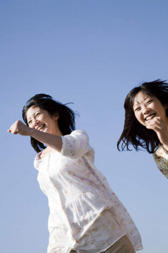 东方人,头发,两个人,伙伴,朋友,站,跑,笑,微笑,露齿笑,竖图,室外,白天,仰视,锻炼,旅游,度假,友谊,运动,亚洲,阴影,花纹,服装,光线,图案,影子,注视,休闲装,黄种人,娱乐,衣服,黄色,蓝色,白色,黑色,蓝天,天空,阳光,天,观察,看,站着,享受,休闲,休闲服,放松,抬手,服饰,晴朗,观看,察看,关注,万里无云,体育,友情,年轻女性,女人,女性,亚洲人,长发,晴空,晴空万里,跑步,站立,半身,彩图,低角度拍摄,健身