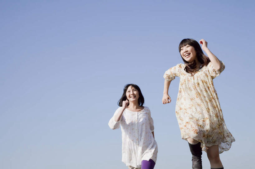 东方人,头发,两个人,伙伴,朋友,站,跑,笑,微笑,露齿笑,横图,室外,白天,仰视,锻炼,旅游,度假,友谊,运动,亚洲,花纹,服装,图案,抬腿,注视,休闲装,黄种人,娱乐,衣服,黄色,蓝色,白色,黑色,蓝天,天空,天,观察,看,站着,张嘴,享受,休闲,休闲服,放松,抬手,服饰,晴朗,观看,察看,喊叫,呼喊,关注,张大嘴巴,万里无云,体育,友情,年轻女性,女人,女性,亚洲人,长发,晴空,晴空万里,张开嘴,跑步,站立,半身,彩图,低角度拍摄,健身