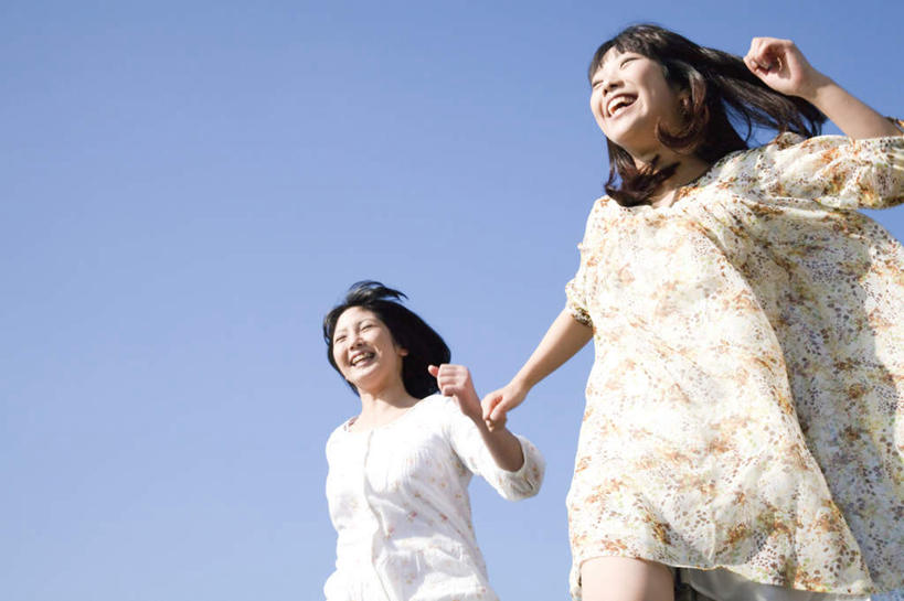 东方人,头发,两个人,伙伴,朋友,站,跑,伸展双臂,笑,微笑,露齿笑,横图,室外,白天,仰视,锻炼,旅游,度假,友谊,运动,亚洲,花纹,服装,图案,抬腿,注视,休闲装,黄种人,娱乐,衣服,黄色,蓝色,白色,黑色,蓝天,天空,天,观察,看,站着,张嘴,享受,休闲,休闲服,放松,抬手,服饰,晴朗,观看,察看,喊叫,呼喊,关注,张大嘴巴,万里无云,体育,友情,年轻女性,女人,女性,亚洲人,长发,晴空,晴空万里,张开嘴,敞开双臂,跑步,伸开双臂,展开双肩,站立,张开手臂,张开双臂,半身,彩图,低角度拍摄,健身