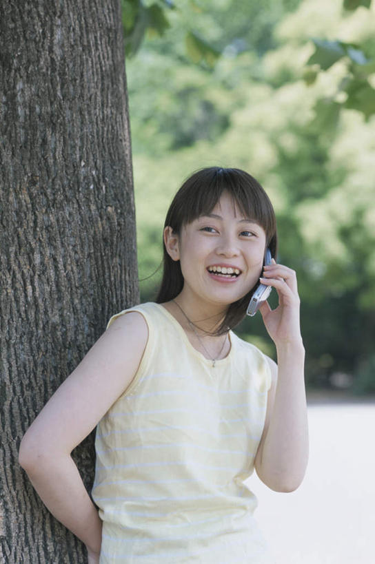 东方人,头发,一个人,站,举,笑,摸,打电话,微笑,露齿笑,竖图,室外,白天,正面,旅游,度假,草地,草坪,植物,电话,手机,亚洲,仅一个年轻女性,仅一个女性,仅一个人,抚摸,握,阴影,服装,光线,影子,拿,听,拿着,扭头,注视,休闲装,黄种人,娱乐,通讯设备,草,树,树木,衣服,绿色,白色,黑色,阳光,自然,观察,看,靠,靠着,托,倚靠,站着,转头,享受,休闲,休闲服,放松,握着,服饰,生长,成长,观看,察看,倚着,关注,一部,交流,年轻女性,女人,女性,亚洲人,长发,触摸,沟通,接触,举起,举手,举着,通话,向上举,向上伸,向上托,站立,半身,彩图