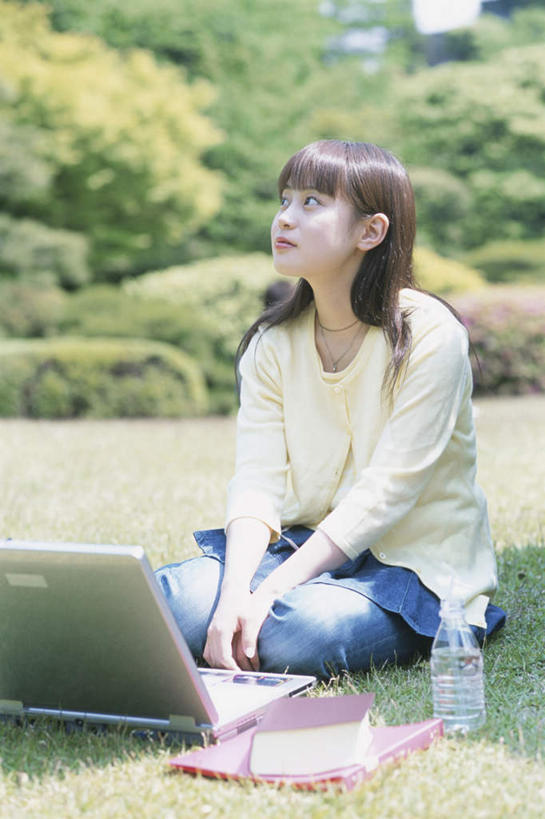 东方人,头发,一个人,坐,笑,摸,盘腿,微笑,露齿笑,竖图,室外,白天,正面,旅游,度假,电脑,笔记本电脑,草地,草坪,植物,亚洲,仅一个年轻女性,仅一个女性,仅一个人,抚摸,敲打,阴影,服装,光线,网络,影子,注视,休闲装,黄种人,娱乐,输入,通讯设备,草,树,树木,衣服,蓝色,绿色,白色,黑色,蓝天,天空,阳光,自然,天,打字,观察,看,享受,休闲,休闲服,放松,服饰,生长,成长,观看,点击,敲击,察看,无线,关注,通信设备,无线网络,无线上网,便携式电脑,按键,手提电脑,年轻女性,女人,女性,亚洲人,长发,触摸,接触,盘腿而坐,盘膝,盘着腿的,盘着腿坐,双腿交叉,抬头,仰头,坐着,彩图,全身