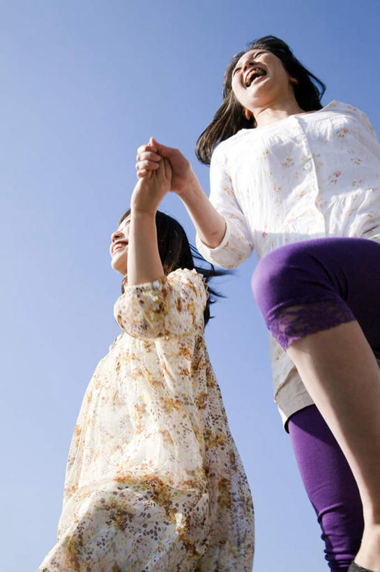 东方人,头发,两个人,伙伴,朋友,站,跑,跳,握手,笑,摸,微笑,露齿笑,竖图,室外,白天,仰视,锻炼,旅游,度假,友谊,运动,河流,水,植物,大桥,立交桥,桥梁,亚洲,抚摸,阴影,花纹,服装,光线,图案,影子,河水,水流,高架,斜拉桥,桥,注视,休闲装,黄种人,娱乐,树,树木,衣服,黄色,蓝色,绿色,白色,黑色,蓝天,天空,阳光,自然,天,观察,看,站着,张嘴,享受,休闲,休闲服,放松,服饰,生长,晴朗,成长,观看,察看,关注,张大嘴巴,万里无云,体育,友情,年轻女性,女人,女性,亚洲人,长发,晴空,晴空万里,张开嘴,触摸,接触,拉手,跑步,手拉手,手握手,跳跃,站立,半身,彩图,低角度拍摄,健身