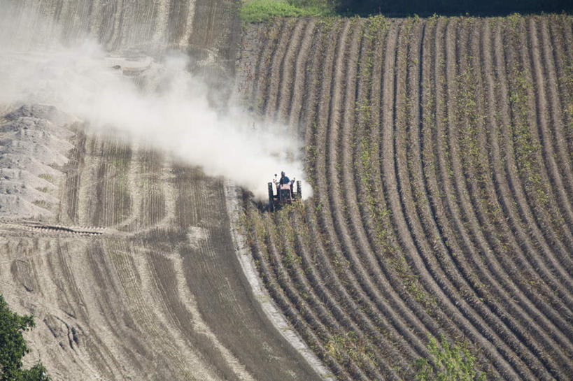 无人,农田,横图,俯视,室外,白天,旅游,度假,农业,庄稼,农作物,草地,草坪,美景,植物,汽车,北海道,日本,亚洲,一辆,一排,许多,阴影,条纹,整齐,光线,线条,影子,景观,泥土,娱乐,车,草,排列,绿色,阳光,自然,交通工具,享受,休闲,机械,景色,放松,队列,自然风光,载具,拖拉机,东亚,日本国,北海道地方,北海道岛,交通运输,农用机械,彩图,高角度拍摄,耕地,庄稼田