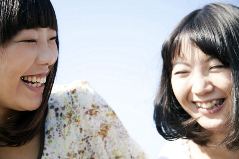 东方人,脸,头,脸颊,头发,两个人,伙伴,朋友,站,笑,微笑,露齿笑,横图,室外,特写,白天,正面,旅游,度假,友谊,亚洲,阴影,花纹,服装,光线,图案,影子,扭头,注视,休闲装,黄种人,娱乐,衣服,蓝色,黑色,蓝天,天空,阳光,天,观察,看,站着,张嘴,转头,享受,休闲,休闲服,放松,服饰,晴朗,观看,察看,关注,张大嘴巴,万里无云,友情,年轻女性,女人,女性,亚洲人,头部,长发,脸部,脸蛋,面部,晴空,晴空万里,张开嘴,站立,半身,彩图