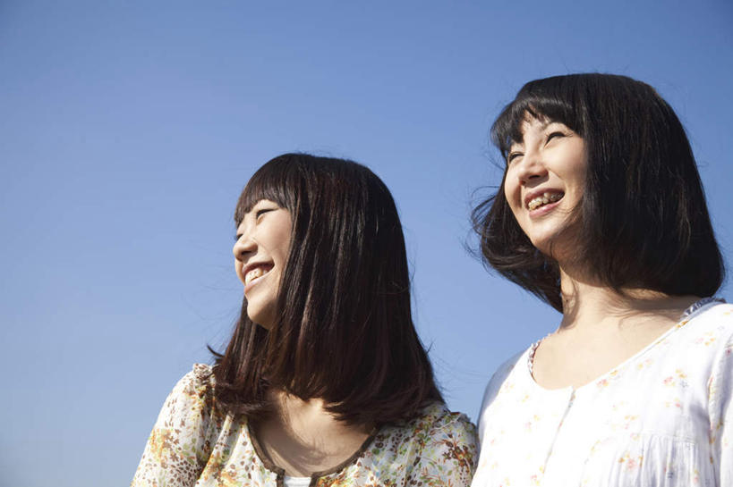 东方人,脸,头,脸颊,头发,两个人,伙伴,朋友,站,笑,微笑,露齿笑,横图,室外,白天,仰视,旅游,度假,友谊,亚洲,阴影,服装,光线,影子,扭头,注视,休闲装,黄种人,娱乐,衣服,蓝色,白色,黑色,蓝天,天空,阳光,天,观察,看,站着,转头,享受,休闲,休闲服,放松,服饰,晴朗,观看,察看,关注,万里无云,友情,年轻女性,女人,女性,亚洲人,头部,长发,脸部,脸蛋,面部,晴空,晴空万里,站立,半身,彩图,低角度拍摄