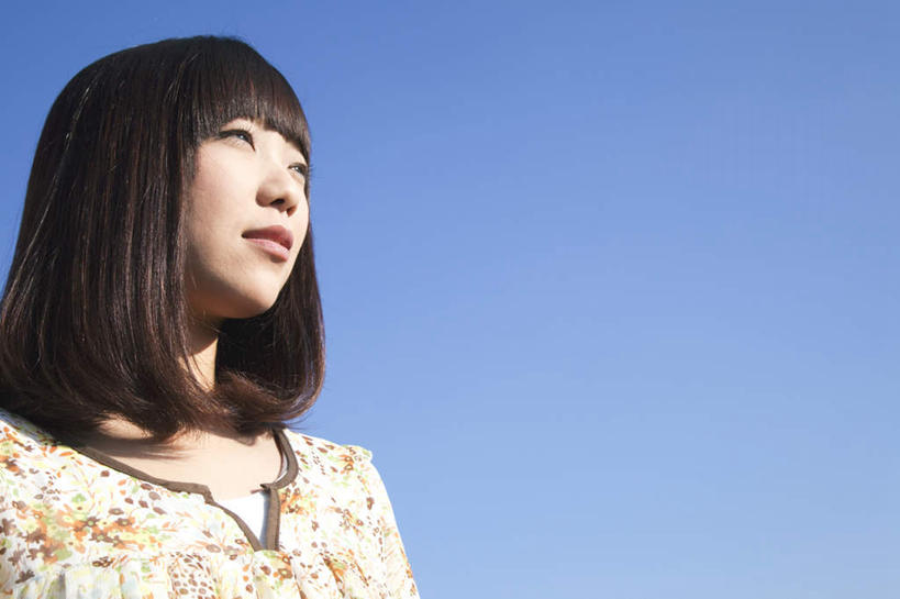 东方人,脸,头,脸颊,头发,一个人,站,笑,微笑,露齿笑,横图,室外,白天,仰视,旅游,度假,亚洲,仅一个年轻女性,仅一个女性,仅一个人,阴影,花纹,服装,光线,图案,影子,注视,休闲装,黄种人,娱乐,衣服,黄色,蓝色,黑色,蓝天,天空,阳光,天,观察,看,站着,享受,休闲,休闲服,放松,服饰,晴朗,观看,察看,关注,万里无云,年轻女性,女人,女性,亚洲人,头部,长发,脸部,脸蛋,面部,晴空,晴空万里,站立,半身,彩图,低角度拍摄