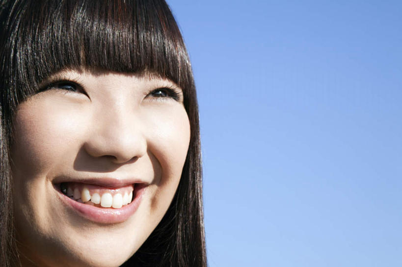 东方人,脸,头,脸颊,头发,一个人,站,笑,微笑,露齿笑,横图,室外,特写,白天,正面,旅游,度假,亚洲,仅一个年轻女性,仅一个女性,仅一个人,阴影,花纹,服装,光线,图案,影子,注视,休闲装,黄种人,娱乐,衣服,黄色,蓝色,黑色,蓝天,天空,阳光,天,观察,看,站着,享受,休闲,休闲服,放松,服饰,晴朗,观看,察看,关注,万里无云,年轻女性,女人,女性,亚洲人,头部,长发,脸部,脸蛋,面部,晴空,晴空万里,站立,半身,彩图