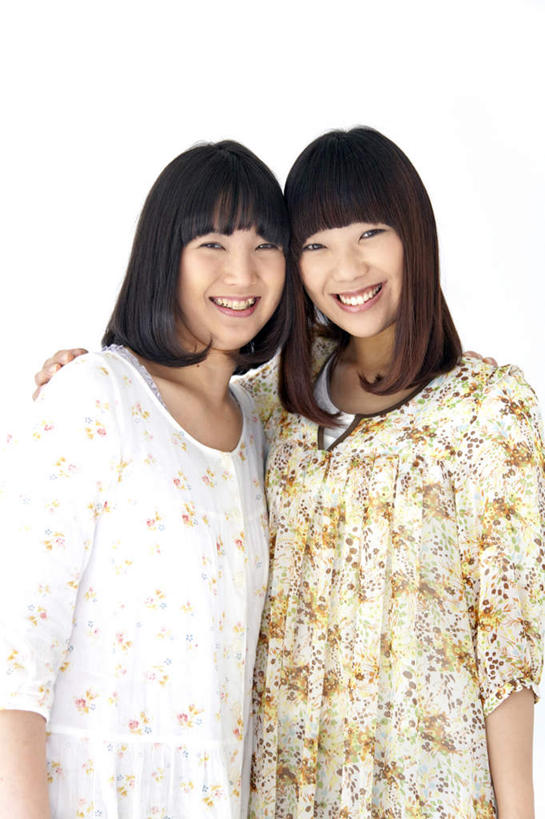 东方人,头发,两个人,伙伴,朋友,站,抱,笑,摸,微笑,露齿笑,竖图,室内,白天,白色背景,正面,友谊,亚洲,抚摸,花纹,服装,图案,墙,依偎,注视,休闲装,黄种人,墙壁,墙面,衣服,黄色,白色,黑色,观察,看,靠,靠着,倚靠,站着,休闲,休闲服,摄影,服饰,影棚,抱着,观看,察看,搂着,倚着,关注,依附,依赖,投靠,友情,年轻女性,女人,女性,亚洲人,长发,触摸,接触,搂,搂抱,站立,半身,彩图,影棚拍摄,拍摄