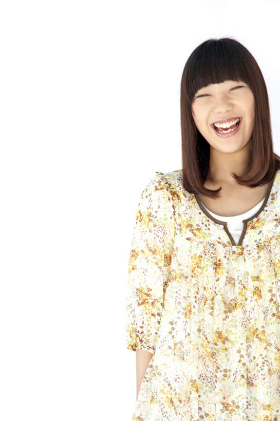 东方人,脸,头,脸颊,头发,一个人,站,笑,微笑,露齿笑,竖图,室内,白天,白色背景,正面,亚洲,仅一个年轻女性,仅一个女性,仅一个人,花纹,服装,图案,墙,注视,休闲装,黄种人,墙壁,墙面,衣服,黄色,黑色,观察,看,站着,休闲,休闲服,摄影,服饰,影棚,观看,察看,关注,年轻女性,女人,女性,亚洲人,头部,长发,脸部,脸蛋,面部,站立,半身,彩图,影棚拍摄,拍摄