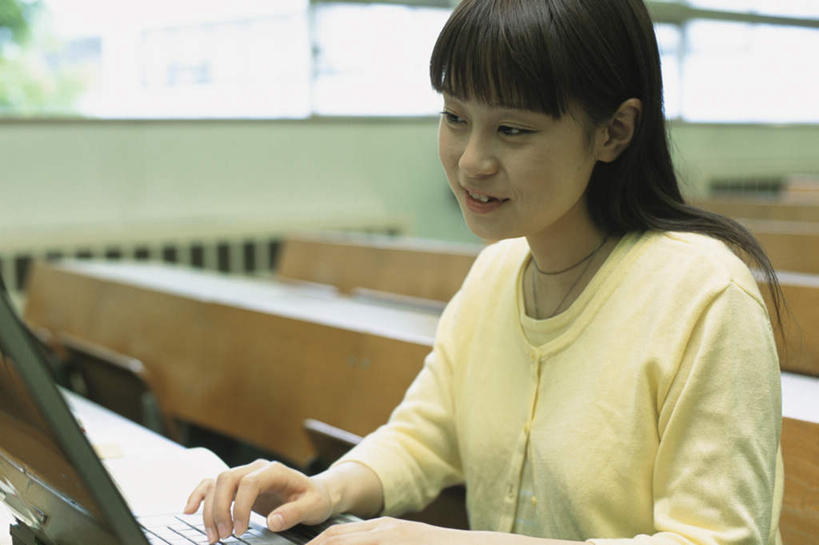 东方人,头发,一个人,坐,笑,摸,微笑,露齿笑,横图,俯视,室内,白天,电脑,笔记本电脑,植物,窗户,桌子,椅子,亚洲,仅一个年轻女性,仅一个女性,仅一个人,一排,抚摸,敲打,阴影,服装,朦胧,模糊,整齐,光线,网络,影子,木椅,墙,注视,休闲装,黄种人,输入,通讯设备,书桌,玻璃窗,墙壁,墙面,树,树木,排列,衣服,黄色,绿色,黑色,阳光,自然,课桌,打字,观察,看,靠,靠着,倚靠,休闲,休闲服,服饰,生长,成长,观看,点击,敲击,察看,无线,倚着,队列,关注,通信设备,无线网络,无线上网,便携式电脑,按键,手提电脑,年轻女性,女人,女性,亚洲人,长发,触摸,接触,坐着,半身,彩图,高角度拍摄