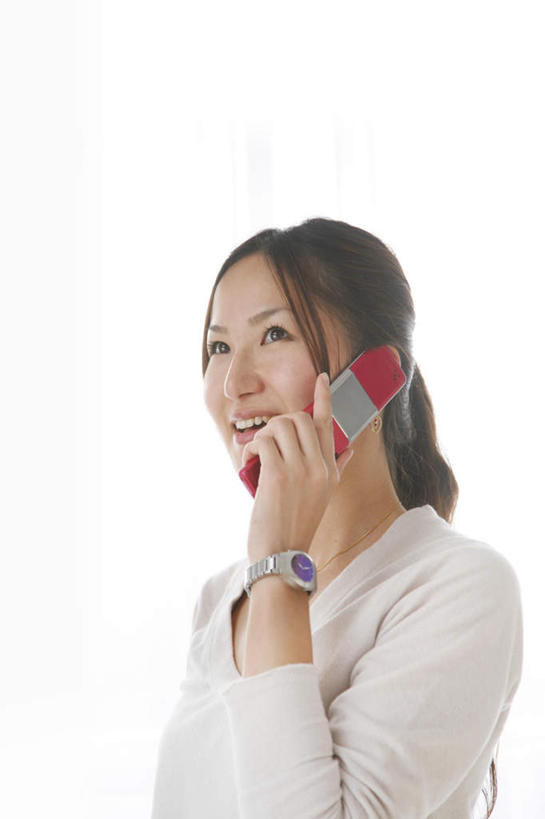 东方人,脸,头,脸颊,头发,一个人,站,举,笑,摸,打电话,微笑,露齿笑,竖图,室内,白天,白色背景,侧面,电话,手机,亚洲,仅一个年轻女性,仅一个女性,仅一个人,抚摸,握,服装,时间,时钟,拿,听,计时,拿着,注视,休闲装,黄种人,通讯设备,衣服,黑色,灰色,钟表,观察,看,托,站着,休闲,休闲服,表,握着,摄影,服饰,影棚,观看,察看,关注,一部,交流,年轻女性,女人,女性,亚洲人,头部,长发,脸部,脸蛋,面部,钟,触摸,沟通,接触,举起,举手,举着,通话,向上举,向上伸,向上托,站立,半身,彩图,影棚拍摄,拍摄