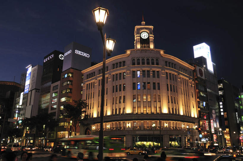 无人,高楼大厦,商店,横图,室外,夜晚,仰视,购物,度假,消费,美景,植物,城市风光,超市,城市,大厦,道路,建筑,路,路灯,摩天大楼,夜景,指示牌,公路,汽车,照明,东京,日本,亚洲,阴影,反射,标志,文字,影子,景观,云,云朵,灯光,交通,云彩,娱乐,标识,车,灯,树,树木,蓝色,绿色,白云,蓝天,天空,自然,交通工具,轿车,天,享受,休闲,银座,景色,放松,金融,百货,生长,成长,照亮,照明设备,载具,选购,贸易,百货公司,东亚,本州,关东地方,本州岛,日本国,东京都,血拼,马路,彩图,低角度拍摄,大楼,高层建筑,高楼,购物商场,购物中心,摩天楼,商业中心