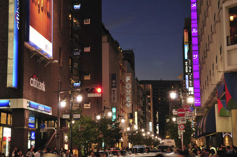 无人,高楼大厦,商店,横图,室外,夜晚,仰视,购物,度假,消费,美景,植物,城市风光,超市,城市,大厦,道路,建筑,路,路灯,摩天大楼,夜景,指示牌,公路,汽车,照明,东京,日本,亚洲,阴影,反射,标志,文字,影子,景观,云,云朵,灯光,交通,云彩,娱乐,标识,车,灯,树,树木,蓝色,绿色,白云,蓝天,天空,自然,交通工具,轿车,天,享受,休闲,景色,放松,金融,百货,生长,成长,照亮,照明设备,载具,选购,贸易,百货公司,东亚,本州,关东地方,本州岛,日本国,东京都,血拼,马路,彩图,低角度拍摄,大楼,高层建筑,高楼,购物商场,购物中心,摩天楼,商业中心