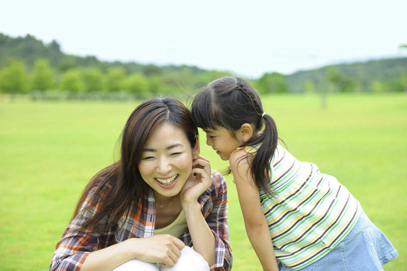 东方人,儿童,两个人,家庭,母亲,女儿,坐,举,笑,微笑,露齿笑,横图,室外,白天,正面,旅游,度假,纯洁,草地,草坪,美景,树林,植物,亚洲,许多,景观,黄种人,娱乐,草,树,树木,小孩,蓝色,绿色,蓝天,天空,自然,天,托,享受,休闲,温暖,温馨,母女,一家人,景色,放松,可爱,母爱,童年,童趣,生长,晴朗,成长,和睦,自然风光,童真,烂漫,无邪,万里无云,天真,年轻女性,女孩,女人,女性,亚洲人,孩子,年轻人,晴空,晴空万里,举起,举手,举着,向上举,向上伸,向上托,坐着,半身,彩图,融洽,女生