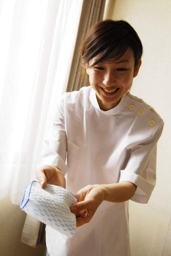 东方人,一个人,站,笑,微笑,露齿笑,竖图,室内,白天,正面,窗户,落地窗,亚洲,仅一个年轻女性,仅一个女性,仅一个人,握,墙,拿,拿着,黄种人,玻璃窗,墙壁,墙面,毛巾,站着,握着,年轻女性,女人,女性,亚洲人,站立,半身,彩图