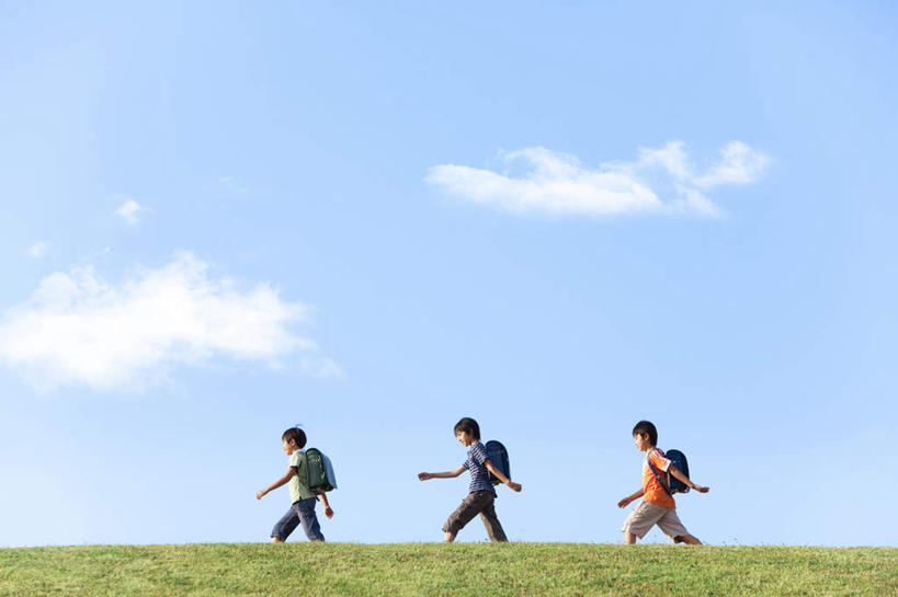 东方人,儿童,三个人,伙伴,朋友,走,横图,室外,白天,侧面,友谊,草地,草坪,植物,亚洲,包,书包,黄种人,草,小孩,蓝色,绿色,蓝天,天空,背包,天,同学,晴朗,万里无云,友情,男孩,男人,男性,亚洲人,晴空,晴空万里,步行,散步,走路,彩图,全身,双肩包,男生