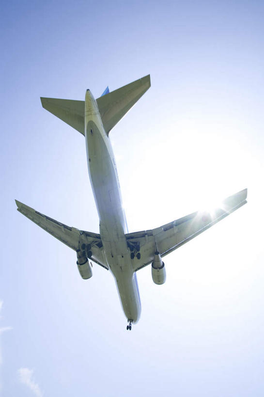 无人,竖图,室外,白天,仰视,旅游,度假,美景,太阳,飞机,阴影,光线,影子,景观,交通,娱乐,航空,蓝色,蓝天,天空,阳光,自然,交通工具,天,享受,休闲,景色,放松,运输,晴朗,客机,自然风光,载具,万里无云,晴空,晴空万里,彩图,低角度拍摄