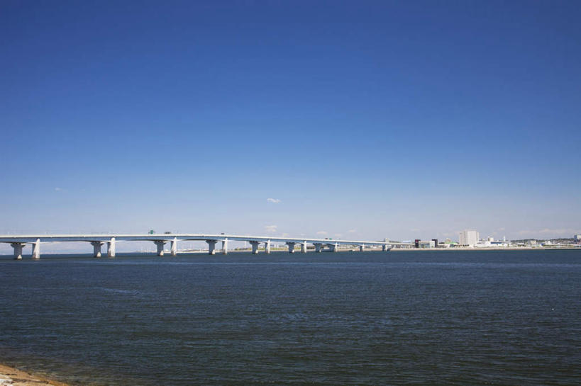 无人,家,横图,室外,白天,仰视,旅游,度假,海浪,海洋,美景,大桥,立交桥,桥梁,房屋,屋子,景观,浪花,高架,斜拉桥,桥,娱乐,楼房,住宅,蓝色,蓝天,天空,自然,海水,天,享受,休闲,景色,放松,晴朗,自然风光,海景,万里无云,大海,风浪,海,海水的波动,近岸浪,涌浪,晴空,晴空万里,彩图,低角度拍摄,房子