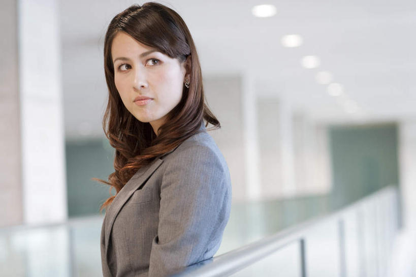 东方人,一个人,商务人士,商务女性,栏杆,站,横图,室内,白天,侧面,照明,亚洲,仅一个年轻女性,仅一个女性,仅一个人,套装,墙,围栏,灯光,注视,黄种人,护栏,顶灯,墙壁,墙面,灯,灯具,观察,看,站着,观看,照亮,察看,照明设备,关注,商务装,工薪阶层,年轻女性,女人,女性,亚洲人,白领,上班族,站立,半身,彩图