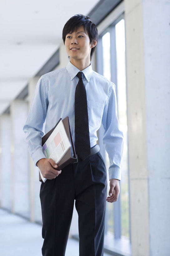 东方人,一个人,商务人士,商务男性,站,笑,微笑,露齿笑,竖图,室内,白天,正面,衬衫,窗户,落地窗,亚洲,仅一个男性,仅一个人,握,套装,材料,档案,文件,墙,记事本,拿,拿着,注视,黄种人,玻璃窗,墙壁,墙面,仅一个年轻男性,本子,笔记本,资料,观察,看,站着,握着,观看,察看,关注,文档,商务装,工薪阶层,男人,男性,年轻男性,亚洲人,白领,上班族,站立,半身,彩图,衬衣