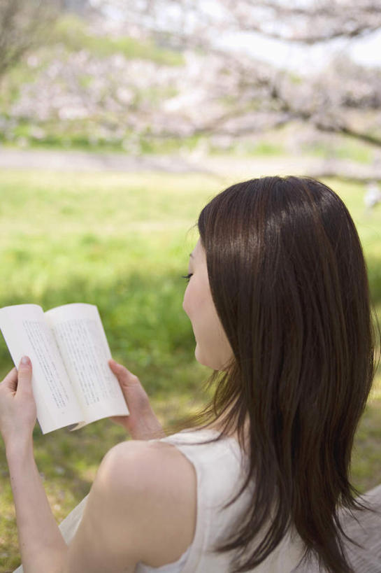 东方人,一个人,站,笑,微笑,竖图,俯视,室外,白天,旅游,度假,草地,草坪,美景,树林,植物,樱花,亚洲,仅一个年轻女性,仅一个女性,仅一个人,许多,握,景观,记事本,拿,拿着,注视,黄种人,娱乐,草,树,树木,蓝色,绿色,蓝天,天空,自然,本子,笔记本,天,观察,看,站着,享受,休闲,景色,放松,握着,生长,晴朗,成长,观看,察看,关注,自然风光,万里无云,仙樱花,福岛樱,青肤樱,年轻女性,女人,女性,亚洲人,晴空,晴空万里,荆桃,抬头,仰头,站立,半身,彩图,高角度拍摄