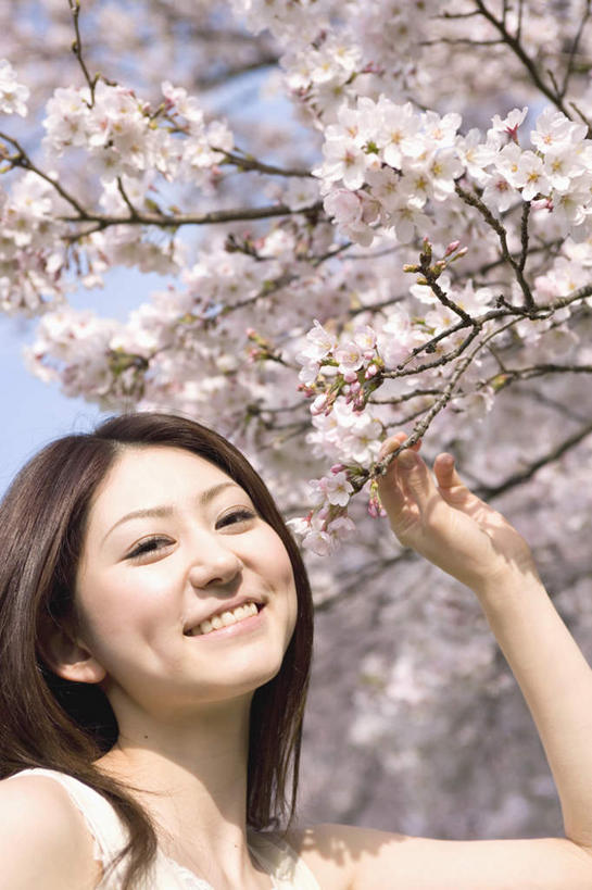 东方人,一个人,站,举,笑,微笑,竖图,室外,白天,正面,旅游,度假,美景,树林,植物,樱花,亚洲,仅一个年轻女性,仅一个女性,仅一个人,许多,景观,注视,黄种人,娱乐,树,树木,蓝色,绿色,蓝天,天空,自然,天,观察,看,托,站着,享受,休闲,景色,放松,生长,晴朗,成长,观看,察看,关注,自然风光,万里无云,仙樱花,福岛樱,青肤樱,年轻女性,女人,女性,亚洲人,晴空,晴空万里,荆桃,举起,举手,举着,抬头,向上举,向上伸,向上托,仰头,站立,半身,彩图