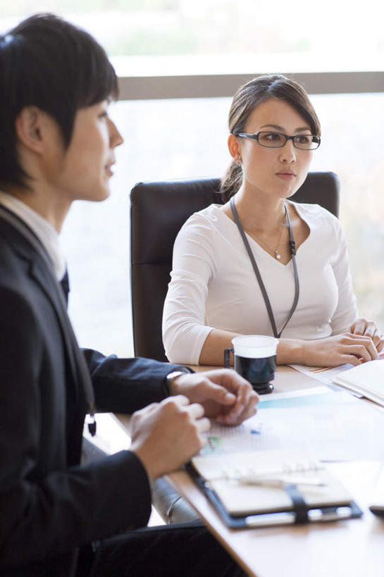 东方人,两个人,同事,商务人士,商务男性,商务女性,坐,竖图,室内,白天,正面,衬衫,成功,合作,团队,集体,信心,窗户,落地窗,桌子,杯子,椅子,亚洲,套装,材料,瓷器,档案,文件,眼镜,咖啡杯,陶瓷制品,注视,黄种人,队伍,玻璃窗,资料,观察,看,观看,察看,领导,成就,关注,文档,瓷杯,商务装,合伙,领袖,近视眼镜,工薪阶层,男人,男性,年轻男性,年轻女性,女人,女性,亚洲人,白领,上班族,坐着,半身,彩图,衬衣