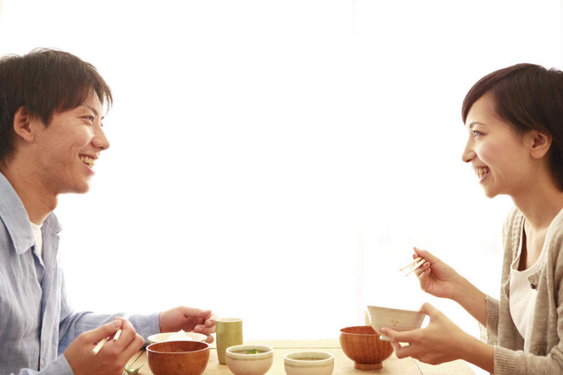 东方人,两个人,夫妻,坐,笑,吃,微笑,露齿笑,横图,室内,白天,白色背景,侧面,爱情,餐桌,筷子,桌子,餐具,亚洲,握,浪漫,拿,拿着,黄种人,文化,传统,相视,碗,面对面,恩爱,握着,恋人,餐台,对视,礼节,礼仪,相对,相看,男人,男性,年轻男性,年轻女性,女人,女性,亚洲人,夫妇,情侣,进餐用具,嚼,食,坐着,半身,彩图,伴侣