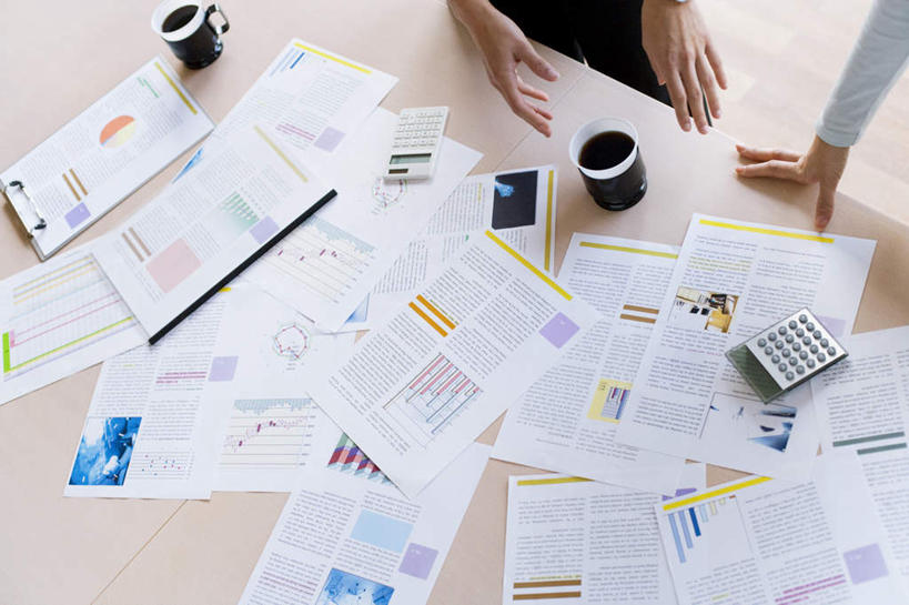 两个人,同事,商务人士,商务女性,站,横图,俯视,室内,白天,成功,合作,团队,集体,信心,计算器,地板,桌子,杯子,套装,计算,科学,材料,瓷器,档案,文件,办公桌,办公用品,咖啡杯,陶瓷制品,地面,队伍,木地板,资料,站着,搭,报表,理财,财务,领导,成就,搭着,数学,文档,瓷杯,商务装,合伙,领袖,工薪阶层,年轻女性,女人,女性,白领,上班族,站立,半身,彩图,高角度拍摄