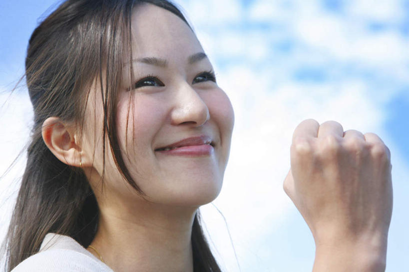 东方人,脸,头,脸颊,一个人,举,笑,微笑,横图,室外,特写,白天,正面,亚洲,仅一个年轻女性,仅一个女性,仅一个人,握,朦胧,模糊,云,云朵,云彩,注视,黄种人,鼓励,蓝色,白云,蓝天,天空,天,观察,加油,看,手势,托,握拳,打气,握着,晴朗,观看,察看,关注,鼓舞,年轻女性,女人,女性,亚洲人,头部,脸部,脸蛋,面部,晴空,举起,举手,举着,向上举,向上伸,向上托,半身,彩图