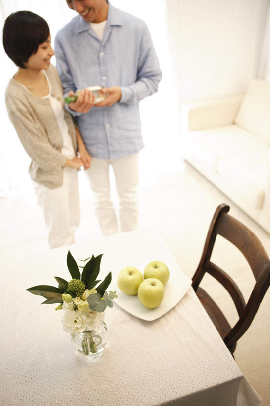 东方人,家庭,夫妻,站,举,笑,微笑,露齿笑,竖图,俯视,室内,特写,白天,爱情,幸福,纯洁,热情,植物,餐桌,沙发,桌子,玫瑰,苹果,花瓶,水果,叶子,椅子,亚洲,许多,握,阴影,服装,新鲜,盛开,光线,影子,木椅,生食,食品,果实,绿叶,玫瑰花,浪漫,拿,拿着,注视,休闲装,黄种人,玻璃制品,酒瓶,花,花瓣,花朵,花卉,鲜花,食物,三个,衣服,白色,阳光,玻璃瓶,瓶子,花蕊,观察,看,托,站着,休闲,温暖,温馨,一家人,休闲服,嫩叶,恩爱,握着,恋人,服饰,有机食品,绿色食品,餐台,观看,和睦,察看,关注,感动,布艺沙发,尊敬,天真,刺玫花,徘徊花,男人,男性,年轻男性,年轻女性,女人,女性,亚洲人,年轻人,夫妇,情侣,叶,叶片,举起,举手,举着,向上举,向上伸,向上托,站立,半身,彩图,高角度拍摄,伴侣,融洽