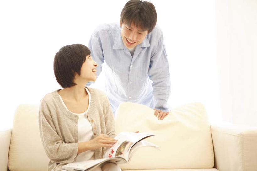 东方人,家庭,夫妻,客厅,坐,笑,微笑,露齿笑,横图,室内,白天,白色背景,正面,衬衫,爱情,阅读,沙发,杂志,亚洲,握,学习,服装,浪漫,拿,拿着,注视,休闲装,黄种人,相视,衣服,观察,看,休闲,温暖,温馨,一家人,面对面,休闲服,恩爱,搭,读书,浏览,握着,恋人,服饰,观看,对视,和睦,察看,起居室,搭着,关注,相对,布艺沙发,相看,客堂,男人,男性,年轻男性,年轻女性,女人,女性,亚洲人,年轻人,夫妇,情侣,坐着,半身,彩图,衬衣,伴侣,融洽