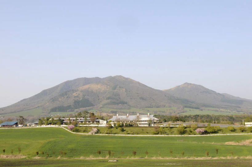 无人,家,横图,室外,白天,仰视,旅游,度假,草地,草坪,美景,山,树林,植物,日本,亚洲,许多,房屋,屋子,景观,山峰,山峦,娱乐,楼房,住宅,草,树,树木,蓝色,绿色,蓝天,天空,自然,天,享受,休闲,景色,放松,生长,晴朗,成长,自然风光,东亚,本州,万里无云,本州岛,日本国,中国地方,冈山,冈山县,晴空,晴空万里,彩图,低角度拍摄,房子