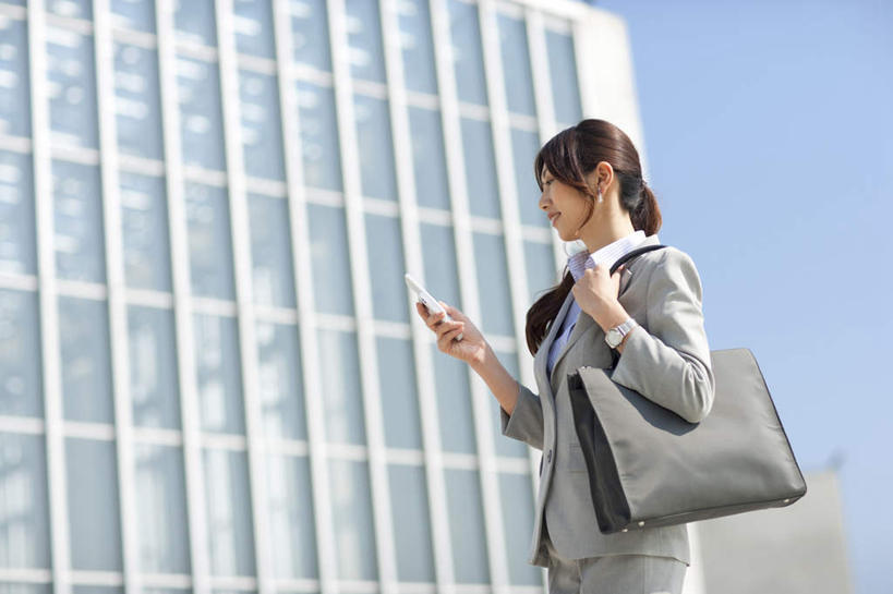 东方人,一个人,商务人士,商务女性,高楼大厦,站,举,笑,打电话,微笑,横图,室外,白天,仰视,度假,美景,城市风光,城市,大厦,建筑,摩天大楼,电话,手机,亚洲,仅一个年轻女性,仅一个女性,仅一个人,握,套装,时间,包,皮包,时钟,手表,景观,拿,计时,拿着,注视,黄种人,娱乐,通讯设备,建设,蓝色,蓝天,天空,钟表,天,观察,看,托,站着,享受,休闲,表,景色,放松,握着,晴朗,观看,单肩包,腕表,察看,关注,商务装,工薪阶层,万里无云,交流,年轻女性,女人,女性,亚洲人,白领,上班族,钟,晴空,晴空万里,沟通,举起,举手,举着,通话,向上举,向上伸,向上托,站立,半身,彩图,低角度拍摄,大楼,高层建筑,高楼,摩天楼