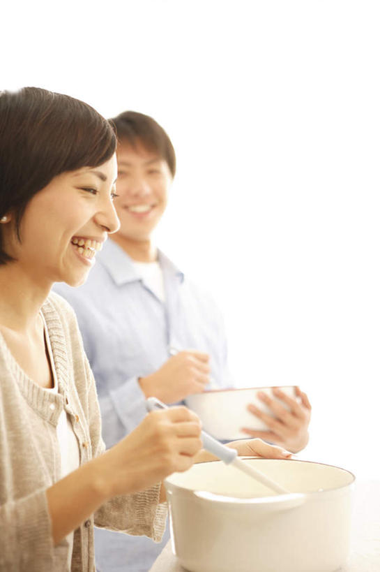 东方人,家庭,夫妻,站,举,笑,微笑,露齿笑,竖图,室内,白天,白色背景,正面,衬衫,爱情,亚洲,握,服装,浪漫,拿,拿着,注视,休闲装,黄种人,锅,两个,衣服,观察,看,托,站着,休闲,温暖,温馨,一家人,休闲服,搅拌棒,恩爱,握着,恋人,服饰,观看,和睦,察看,关注,男人,男性,年轻男性,年轻女性,女人,女性,亚洲人,年轻人,夫妇,情侣,举起,举手,举着,向上举,向上伸,向上托,站立,半身,彩图,衬衣,伴侣,融洽