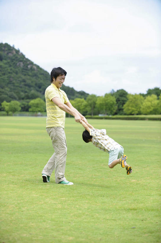 东方人,儿童,两个人,家庭,父亲,儿子,站,跳,拉,竖图,室外,白天,侧面,旅游,度假,纯洁,草地,草坪,美景,山,树林,植物,亚洲,许多,牵,景观,山峰,云,云朵,山峦,半空,云彩,旋转,黄种人,娱乐,草,树,树木,小孩,蓝色,绿色,白云,蓝天,天空,自然,天,站着,享受,休闲,温暖,温馨,父子,一家人,景色,放松,父爱,可爱,童年,童趣,生长,晴朗,成长,牵着,和睦,自然风光,童真,烂漫,无邪,天真,男孩,男人,男性,年轻男性,亚洲人,孩子,年轻人,晴空,跳跃,站立,彩图,全身,融洽,男生