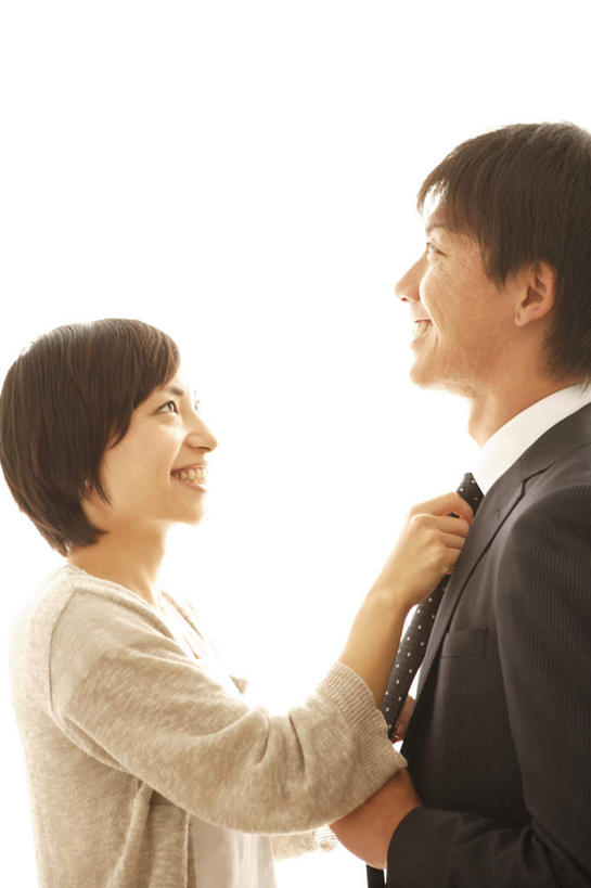 东方人,家庭,夫妻,站,举,笑,微笑,露齿笑,竖图,室内,白天,白色背景,侧面,西装,爱情,亚洲,握,阴影,套装,正装,光线,影子,领带,浪漫,拿,拿着,职业装,黄种人,相视,阳光,托,站着,温暖,温馨,一家人,面对面,恩爱,握着,系,恋人,对视,和睦,象征,庄重,相对,身份,相看,正式,地位,男人,男性,年轻男性,年轻女性,女人,女性,亚洲人,年轻人,夫妇,情侣,举起,举手,举着,向上举,向上伸,向上托,站立,半身,彩图,伴侣,融洽