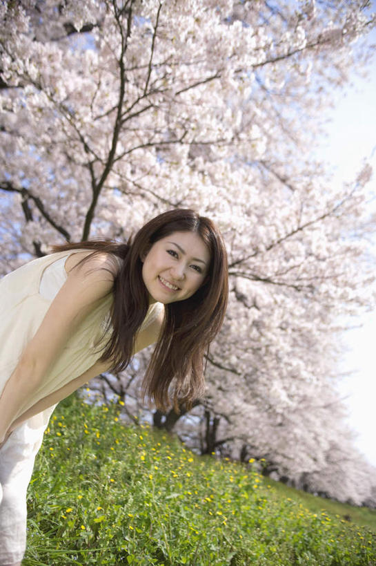 东方人,一个人,站,笑,微笑,露齿笑,竖图,室外,白天,仰视,旅游,度假,草地,草坪,美景,树林,植物,樱花,叶子,亚洲,仅一个年轻女性,仅一个女性,仅一个人,许多,弯腰,阴影,光线,影子,景观,注视,黄种人,娱乐,草,树,树木,蓝色,绿色,蓝天,天空,阳光,自然,天,观察,看,站着,享受,休闲,景色,放松,生长,晴朗,成长,观看,察看,关注,自然风光,万里无云,弯身,仙樱花,福岛樱,青肤樱,年轻女性,女人,女性,亚洲人,叶,晴空,晴空万里,荆桃,站立,半身,彩图,低角度拍摄