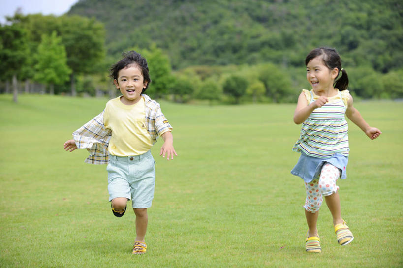 东方人,儿童,两个人,家庭,跑,笑,微笑,露齿笑,横图,室外,白天,正面,旅游,度假,纯洁,草地,草坪,美景,山,树林,植物,亚洲,许多,景观,山峰,山峦,注视,黄种人,娱乐,草,树,树木,小孩,蓝色,绿色,蓝天,天空,自然,天,观察,看,享受,休闲,温暖,温馨,一家人,景色,放松,可爱,童年,童趣,生长,晴朗,成长,观看,和睦,察看,关注,自然风光,亲情,童真,烂漫,无邪,万里无云,天真,男孩,男人,男性,女孩,女人,女性,亚洲人,晴空,晴空万里,跑步,彩图,全身,融洽,男生,女生