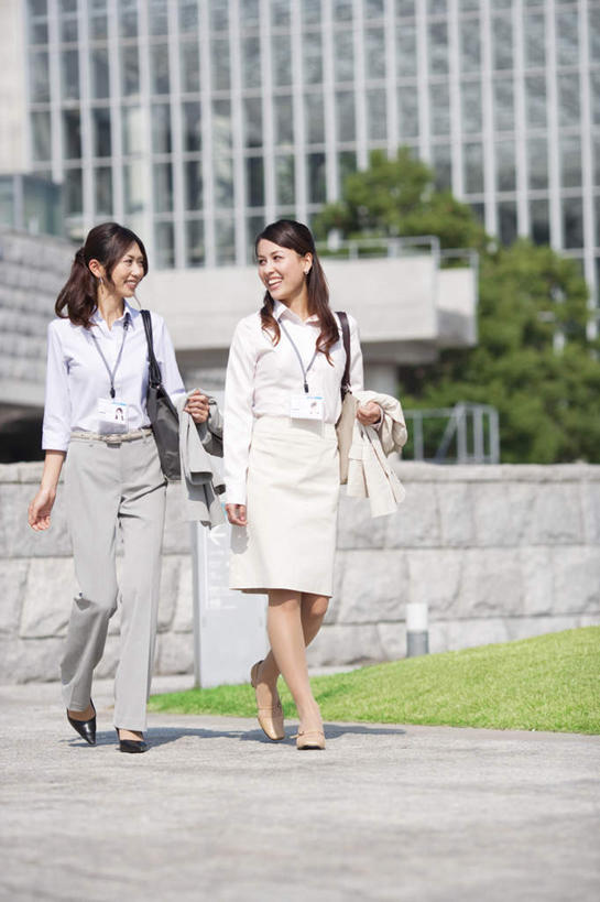 东方人,两个人,同事,商务人士,商务女性,高楼大厦,走,举,笑,微笑,露齿笑,竖图,室外,白天,正面,旅游,度假,成功,合作,团队,集体,信心,草地,草坪,美景,树林,植物,城市风光,城市,大厦,道路,建筑,路,摩天大楼,公路,亚洲,许多,握,套装,包,皮包,景观,交通,拿,拿着,黄种人,娱乐,建设,队伍,相视,草,树,树木,衣服,绿色,自然,托,享受,休闲,面对面,景色,放松,握着,生长,成长,对视,单肩包,领导,成就,自然风光,相对,商务装,合伙,领袖,工薪阶层,相看,年轻女性,女人,女性,亚洲人,白领,上班族,马路,步行,举起,举手,举着,散步,向上举,向上伸,向上托,走路,彩图,全身,大楼,高层建筑,高楼,摩天楼
