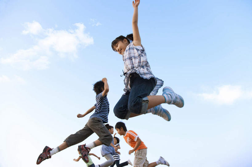东方人,儿童,伙伴,朋友,跳,伸展双臂,笑,微笑,露齿笑,横图,室外,白天,仰视,友谊,纯洁,亚洲,云,云朵,许多人,半空,云彩,黄种人,小孩,蓝色,白云,蓝天,天空,天,一群人,同学,可爱,童年,童趣,晴朗,校友,童真,烂漫,无邪,同窗,学友,天真,友情,男孩,男人,男性,女孩,女人,女性,亚洲人,晴空,敞开双臂,伸开双臂,跳跃,展开双肩,张开手臂,张开双臂,半身,彩图,低角度拍摄,男生,女生