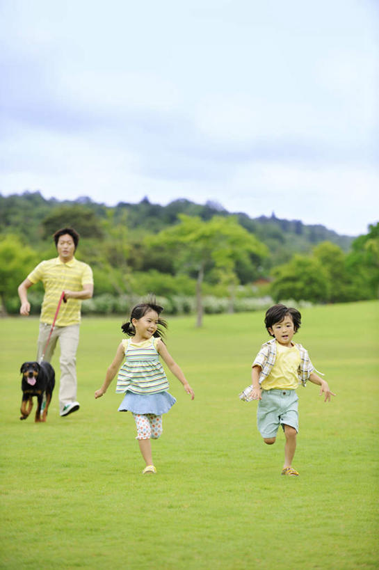 东方人,儿童,家庭,父亲,女儿,儿子,跑,笑,微笑,露齿笑,竖图,室外,白天,正面,旅游,度假,纯洁,草地,草坪,美景,树林,植物,宠物,狗,亚洲,许多,牵,握,景观,云,云朵,拿,云彩,拿着,黄种人,娱乐,草,树,树木,小孩,蓝色,绿色,白云,蓝天,天空,自然,动物,天,享受,休闲,温暖,温馨,父女,父子,一家人,景色,放松,父爱,可爱,童年,童趣,握着,生长,晴朗,成长,牵着,和睦,自然风光,童真,烂漫,无邪,忠诚,天真,男孩,男人,男性,年轻男性,女孩,女人,女性,亚洲人,孩子,年轻人,晴空,犬,跑步,彩图,全身,融洽,男生,女生