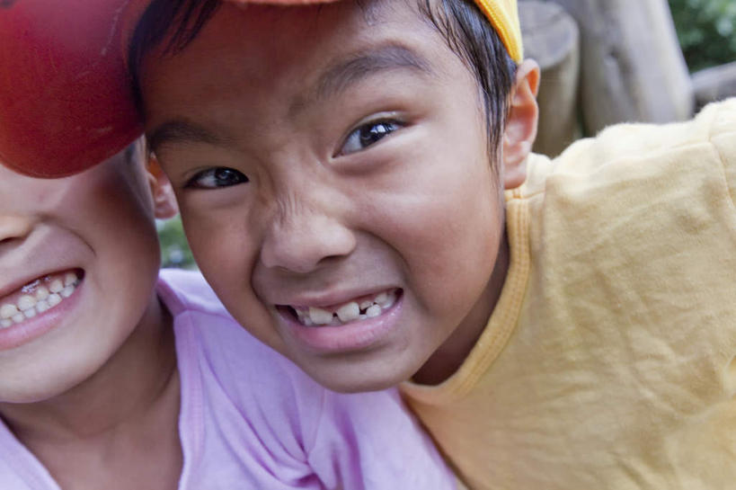 东方人,儿童,两个人,伙伴,朋友,栏杆,站,横图,室外,特写,白天,正面,友谊,纯洁,帽子,亚洲,阴影,光线,影子,围栏,注视,黄种人,运动帽,护栏,小孩,阳光,观察,看,站着,鬼脸,同学,木桩,鸭舌帽,可爱,童年,童趣,观看,察看,校友,关注,童真,烂漫,无邪,同窗,学友,天真,友情,男孩,男人,男性,亚洲人,站立,半身,彩图,男生