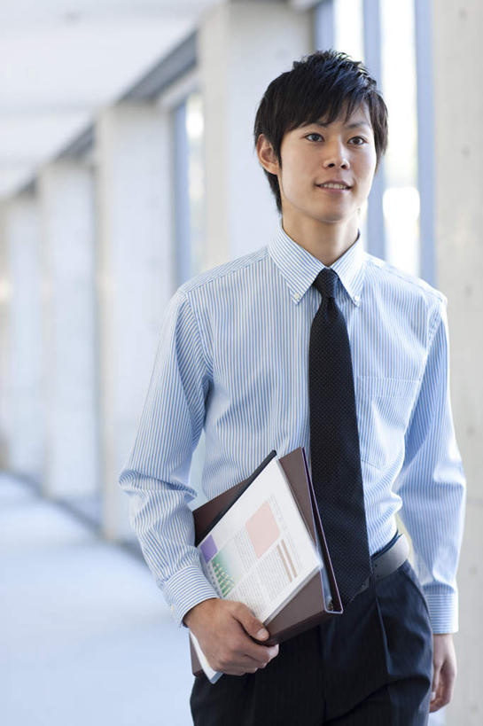 东方人,一个人,商务人士,商务男性,站,笑,微笑,竖图,室内,白天,正面,衬衫,窗户,落地窗,亚洲,仅一个男性,仅一个人,握,套装,材料,档案,文件,墙,记事本,拿,拿着,注视,黄种人,玻璃窗,墙壁,墙面,仅一个年轻男性,本子,笔记本,资料,观察,看,站着,握着,观看,察看,关注,文档,商务装,工薪阶层,男人,男性,年轻男性,亚洲人,白领,上班族,站立,半身,彩图,衬衣