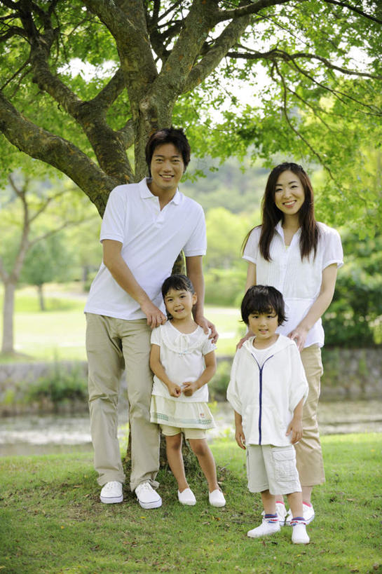 东方人,儿童,家庭,夫妻,母亲,父亲,女儿,儿子,站,笑,微笑,露齿笑,竖图,室外,白天,正面,爱情,旅游,度假,纯洁,草地,草坪,美景,树林,植物,亚洲,许多,阴影,光线,影子,景观,浪漫,注视,黄种人,娱乐,草,树,树木,小孩,蓝色,绿色,蓝天,天空,阳光,自然,天,观察,看,站着,享受,休闲,温暖,温馨,父女,父子,母女,母子,一家人,景色,恩爱,放松,父爱,可爱,母爱,童年,童趣,搭,恋人,生长,晴朗,成长,观看,和睦,察看,搭着,关注,自然风光,童真,烂漫,无邪,万里无云,天真,男孩,男人,男性,年轻男性,年轻女性,女孩,女人,女性,亚洲人,孩子,年轻人,夫妇,情侣,晴空,晴空万里,站立,彩图,全身,伴侣,融洽,男生,女生